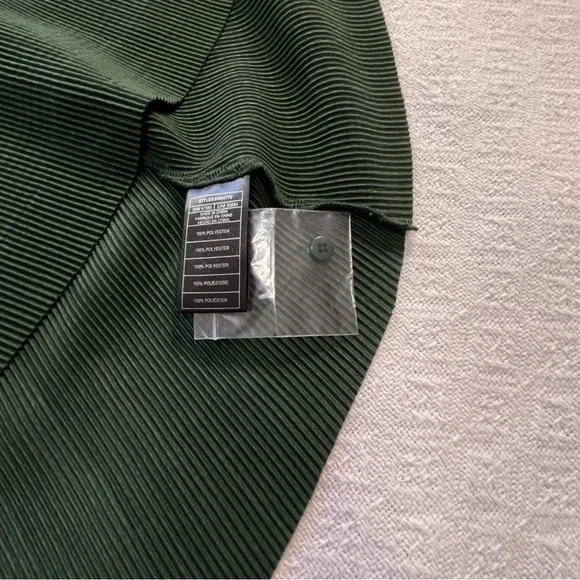 BB Dakota Forest Green Top Size Medium ~ Perfect for date night or Business Wear - Picture 9 of 11